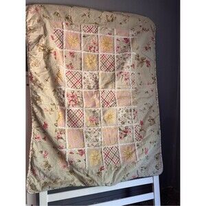Vintage-Inspired Floral Patchwork Quilt - Pink & Cream